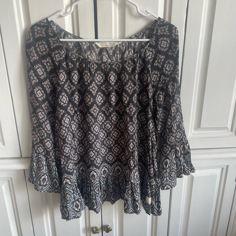 Odd Molly blouse, small, flouncy arm detail, gray with pretty pattern.